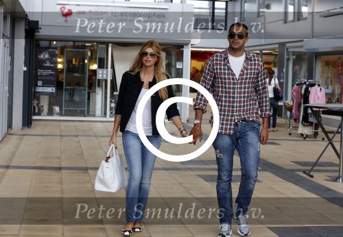 Amsterdam/Amstelveen 6 juli 2012
Badr Hari en Estelle Cruijff op terras en op weg naar reisburo in Lamborghini.
Peter Smulders bv