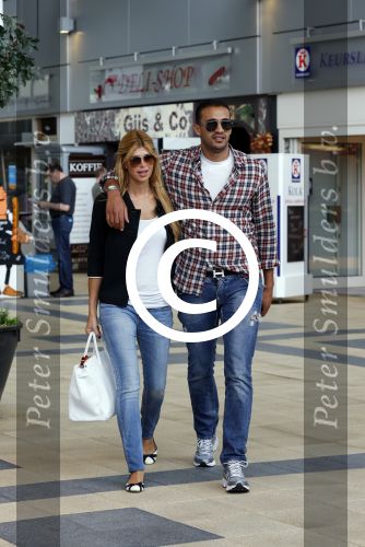Amsterdam/Amstelveen 6 juli 2012
Badr Hari en Estelle Cruijff op terras en op weg naar reisburo in Lamborghini.
Peter Smulders bv