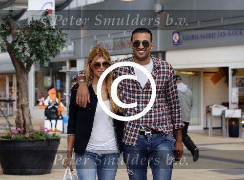 Amsterdam/Amstelveen 6 juli 2012
Badr Hari en Estelle Cruijff op terras en op weg naar reisburo in Lamborghini.
Peter Smulders bv