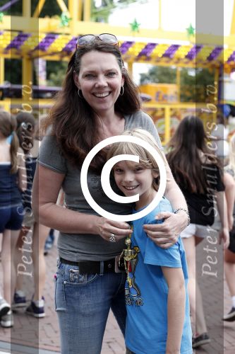 Laren 30 juni 2012
Esther Duller met zoon op de kermis van Laren.
Peter Smulders bv