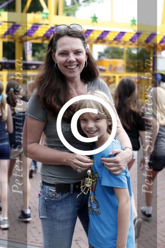 Laren 30 juni 2012
Esther Duller met zoon op de kermis van Laren.
Peter Smulders bv