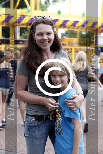 Laren 30 juni 2012
Esther Duller met zoon op de kermis van Laren.
Peter Smulders bv