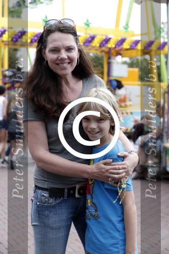 Laren 30 juni 2012
Esther Duller met zoon op de kermis van Laren.
Peter Smulders bv