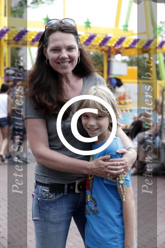 Laren 30 juni 2012
Esther Duller met zoon op de kermis van Laren.
Peter Smulders bv