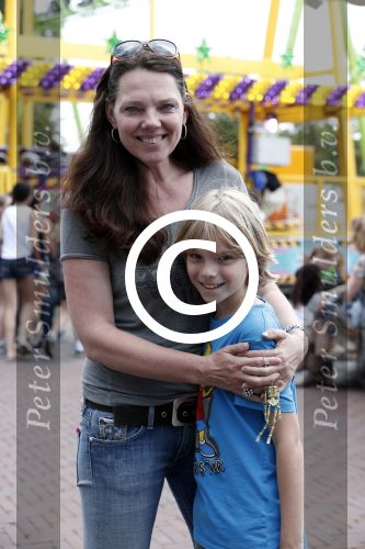 Laren 30 juni 2012
Esther Duller met zoon op de kermis van Laren.
Peter Smulders bv