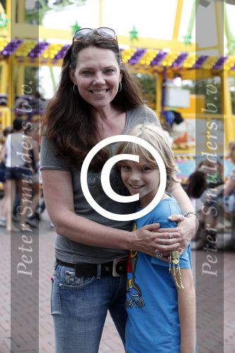 Laren 30 juni 2012
Esther Duller met zoon op de kermis van Laren.
Peter Smulders bv