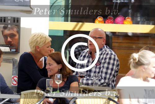 Amsterdam 2 juli 2012
Gaston Starreveld op terras met dame van de postcodeloterij.
Peter Smulders bv