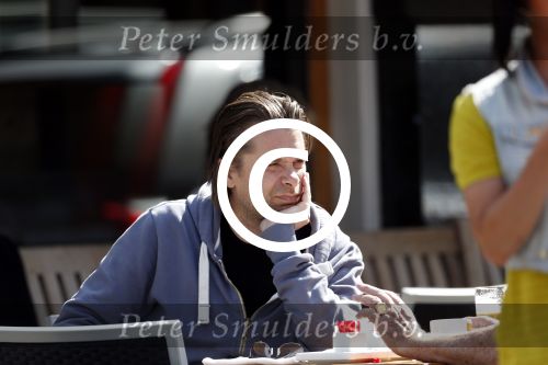 Amsterdam 2 juli 2012
Hans Teeuwen met ... op terras.
Peter Smulders bv