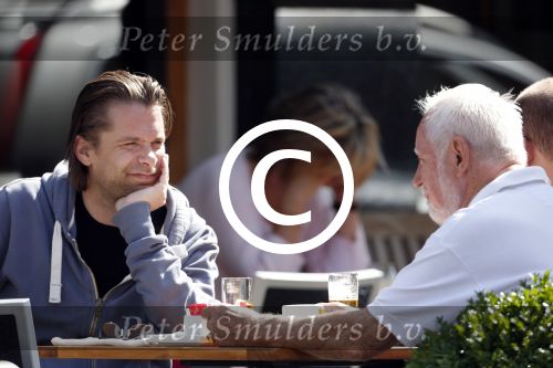 Amsterdam 2 juli 2012
Hans Teeuwen met ... op terras.
Peter Smulders bv