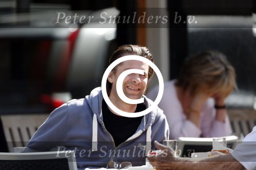 Amsterdam 2 juli 2012
Hans Teeuwen met ... op terras.
Peter Smulders bv