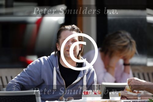 Amsterdam 2 juli 2012
Hans Teeuwen met ... op terras.
Peter Smulders bv