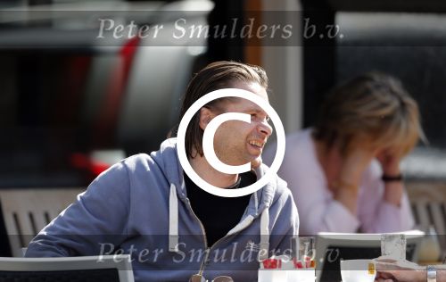 Amsterdam 2 juli 2012
Hans Teeuwen met ... op terras.
Peter Smulders bv