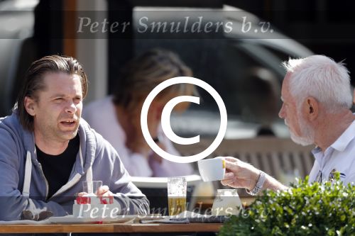 Amsterdam 2 juli 2012
Hans Teeuwen met ... op terras.
Peter Smulders bv
