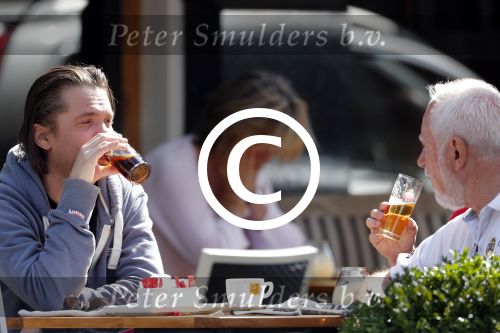 Amsterdam 2 juli 2012
Hans Teeuwen met ... op terras.
Peter Smulders bv