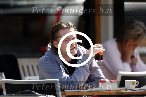 Amsterdam 2 juli 2012
Hans Teeuwen met ... op terras.
Peter Smulders bv