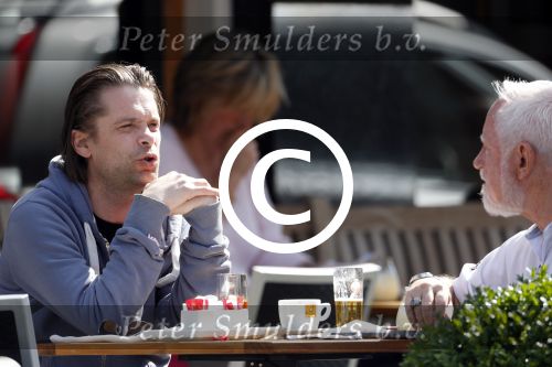 Amsterdam 2 juli 2012
Hans Teeuwen met ... op terras.
Peter Smulders bv