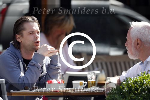 Amsterdam 2 juli 2012
Hans Teeuwen met ... op terras.
Peter Smulders bv