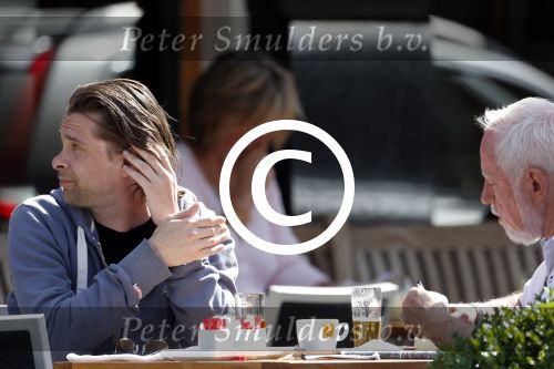 Amsterdam 2 juli 2012
Hans Teeuwen met ... op terras.
Peter Smulders bv