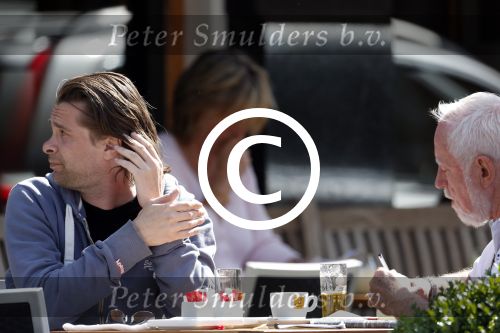 Amsterdam 2 juli 2012
Hans Teeuwen met ... op terras.
Peter Smulders bv