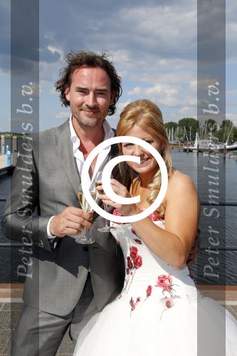 Huizen 7 juli 2012
Trouwen Jeroen Nieuwenhuize en zijn vrouw Kayla bij fletcher hotel in Huizen.
Peter Smulders bv