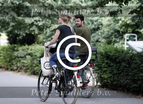 Amsterdam 4 juli 2012
Liesbeth kamerling met haar man op de fiets.
Peter Smulders bv