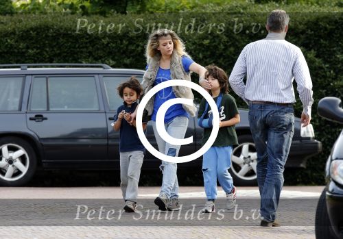Muiderberg Blaricum 2 juli 2012
Maria Kooistra brengt haar kinderen naar school.
Pedter Smulders bv