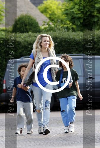 Muiderberg Blaricum 2 juli 2012
Maria Kooistra brengt haar kinderen naar school.
Pedter Smulders bv