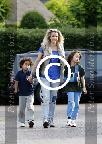 Muiderberg Blaricum 2 juli 2012
Maria Kooistra brengt haar kinderen naar school.
Pedter Smulders bv