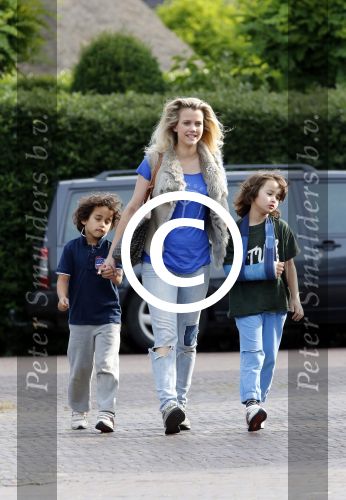 Muiderberg Blaricum 2 juli 2012
Maria Kooistra brengt haar kinderen naar school.
Pedter Smulders bv
