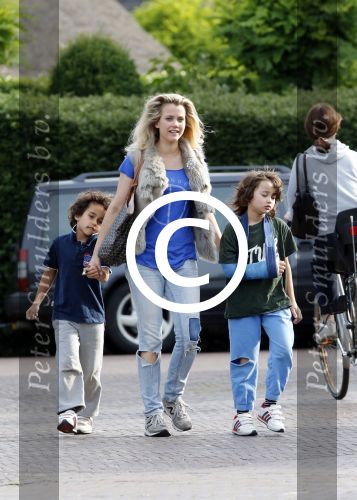 Muiderberg Blaricum 2 juli 2012
Maria Kooistra brengt haar kinderen naar school.
Pedter Smulders bv