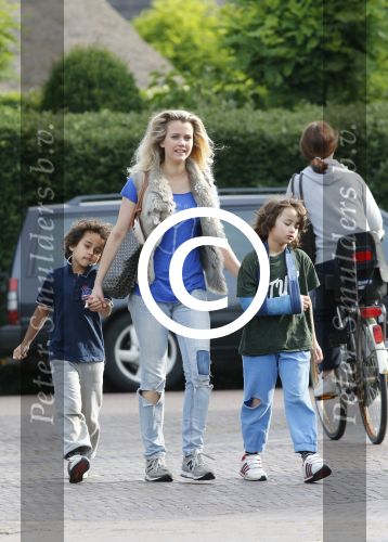 Muiderberg Blaricum 2 juli 2012
Maria Kooistra brengt haar kinderen naar school.
Pedter Smulders bv