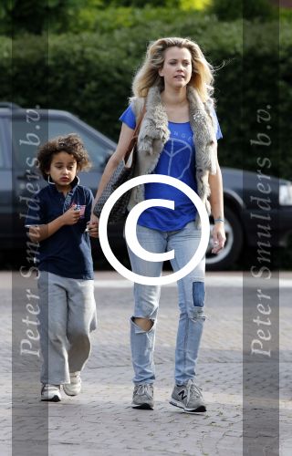 Muiderberg Blaricum 2 juli 2012
Maria Kooistra brengt haar kinderen naar school.
Pedter Smulders bv