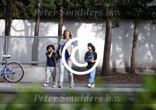 Muiderberg Blaricum 2 juli 2012
Maria Kooistra brengt haar kinderen naar school.
Pedter Smulders bv