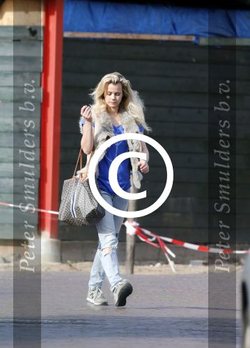 Muiderberg Blaricum 2 juli 2012
Maria Kooistra brengt haar kinderen naar school.
Pedter Smulders bv