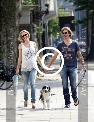 Amsterdam 5 juli 2012
Nicolette Kluijver zwanger met vriend en hond op straat.
Peter Smulders bv