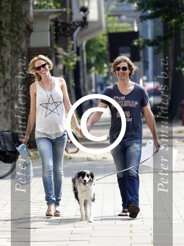 Amsterdam 5 juli 2012
Nicolette Kluijver zwanger met vriend en hond op straat.
Peter Smulders bv