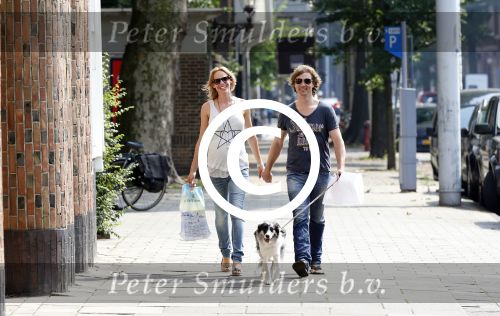 Amsterdam 5 juli 2012
Nicolette Kluijver zwanger met vriend en hond op straat.
Peter Smulders bv