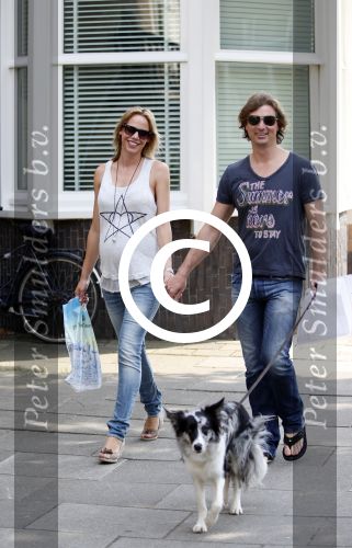 Amsterdam 5 juli 2012
Nicolette Kluijver zwanger met vriend en hond op straat.
Peter Smulders bv