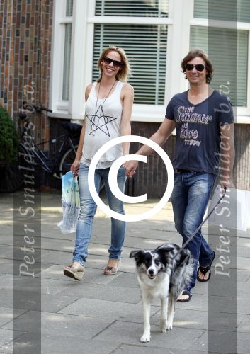 Amsterdam 5 juli 2012
Nicolette Kluijver zwanger met vriend en hond op straat.
Peter Smulders bv