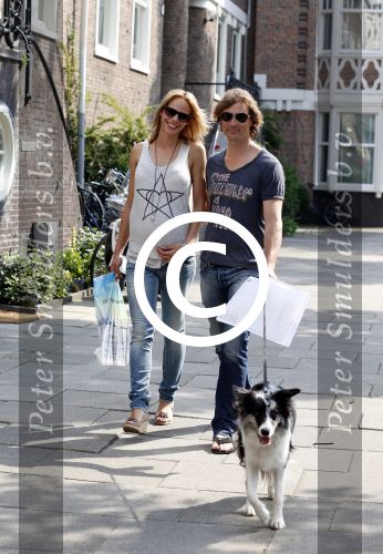 Amsterdam 5 juli 2012
Nicolette Kluijver zwanger met vriend en hond op straat.
Peter Smulders bv