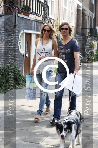 Amsterdam 5 juli 2012
Nicolette Kluijver zwanger met vriend en hond op straat.
Peter Smulders bv