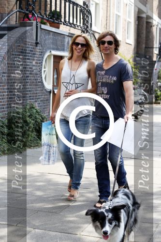 Amsterdam 5 juli 2012
Nicolette Kluijver zwanger met vriend en hond op straat.
Peter Smulders bv