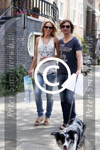 Amsterdam 5 juli 2012
Nicolette Kluijver zwanger met vriend en hond op straat.
Peter Smulders bv