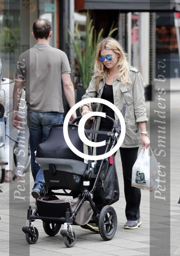 Amsterdam 3 juli 2012
Nicolette v Dam achter de kinderwagen op de cornelis schuytstraat.
Peter Smulders bv