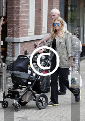 Amsterdam 3 juli 2012
Nicolette v Dam achter de kinderwagen op de cornelis schuytstraat.
Peter Smulders bv