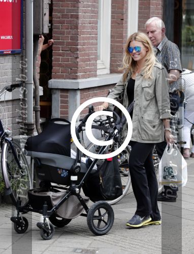 Amsterdam 3 juli 2012
Nicolette v Dam achter de kinderwagen op de cornelis schuytstraat.
Peter Smulders bv