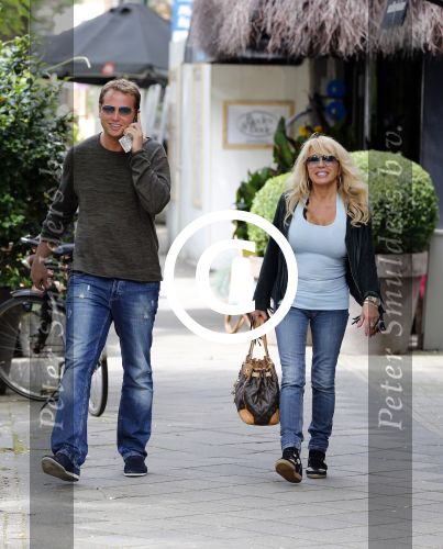 Amsterdam 6 juli 2012
Patricia Paay en vriend Nicky v Dam op de cornelis schuytstraat.
Peter Smulders bv