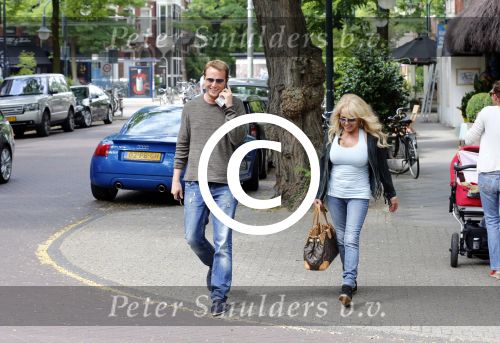 Amsterdam 6 juli 2012
Patricia Paay en vriend Nicky v Dam op de cornelis schuytstraat.
Peter Smulders bv
