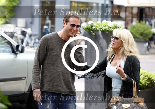 Amsterdam 6 juli 2012
Patricia Paay en vriend Nicky v Dam op de cornelis schuytstraat.
Peter Smulders bv