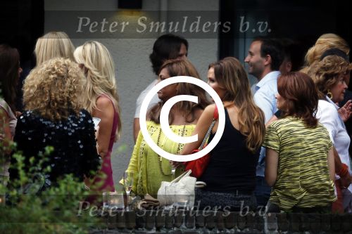 Craailo Huizen 5 juli 2012
Surprise feestje voor Estelle Gullit in het huis van Eric Kuster. Badr hari is natuurlijk ook aanwezig. Patty Brard
Peter Smulders bv